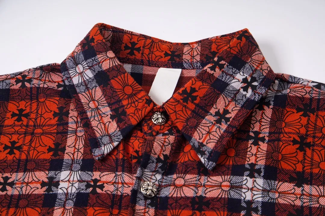 P240 Model No. Y650 CHROME HEARTS/CHROOME HEARTS CH All-over printed dark flower long-sleeved shirt. Custom-woven and dyed pure cotton sesame bottom plaid fabric. The finished fabric is then printed with dark flowers. The whole garment is hand-cut on the grid. The labor cost is high at the end of the year. Genuine leather hand-embroidered sleeves. High-quality distressed children's flower four-button buttons. The first batch on the entire network. Color: black red size: S-XL